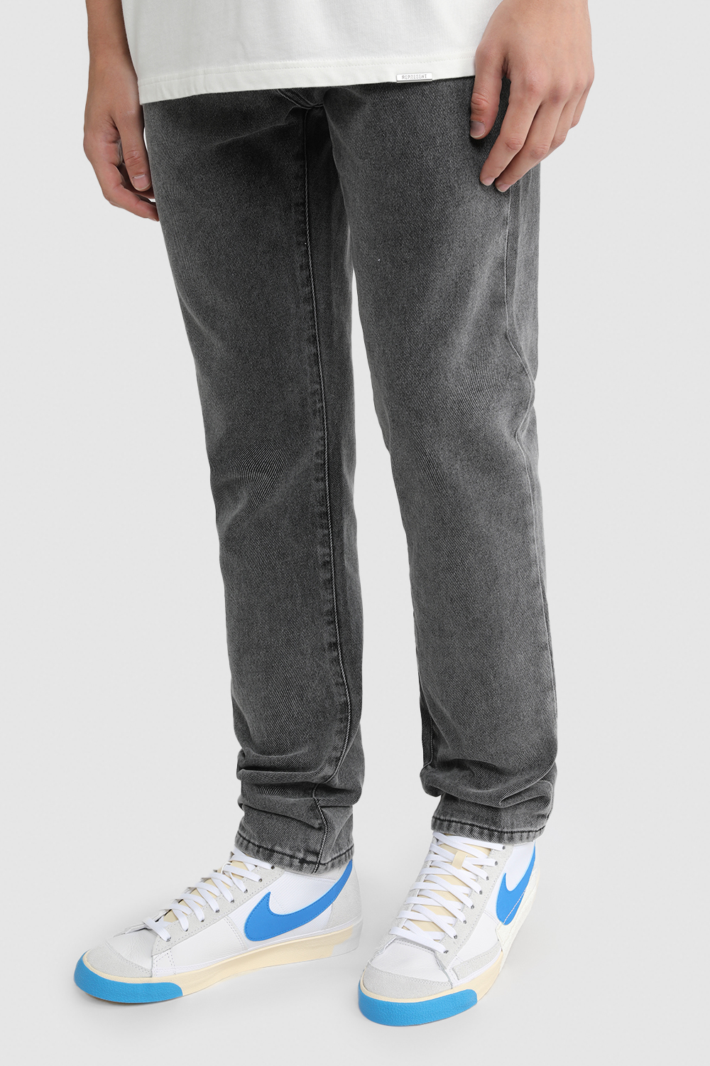 תמונת כל הלוק של נעלי סניקרס בלייזר פרו קלאב